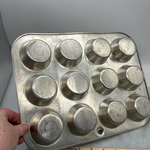 Muffin-Cupcake Vintage Pan Aluminum 12slots/Regular Size - Picture 7 of 8